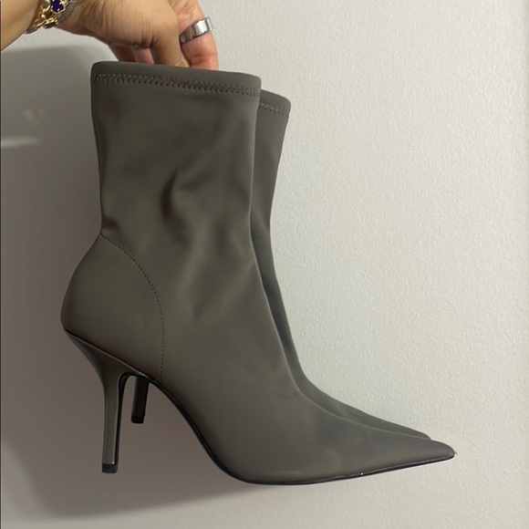 Elegant Gray Women's Boots - Picture 1 of 2